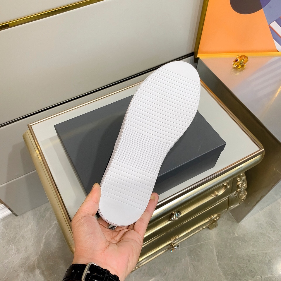 Thom Browne Low Top Sneaker 19 - vstockx