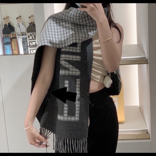 Streetwear Scarf FENDI 328929 SIZE:30*180cm - vstockx