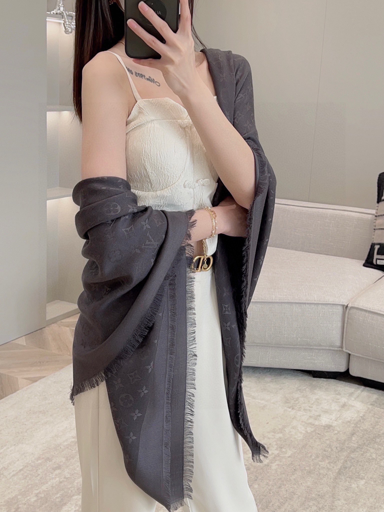 Streetwear Scarf LV 328937 SIZE:140*140cm - vstockx