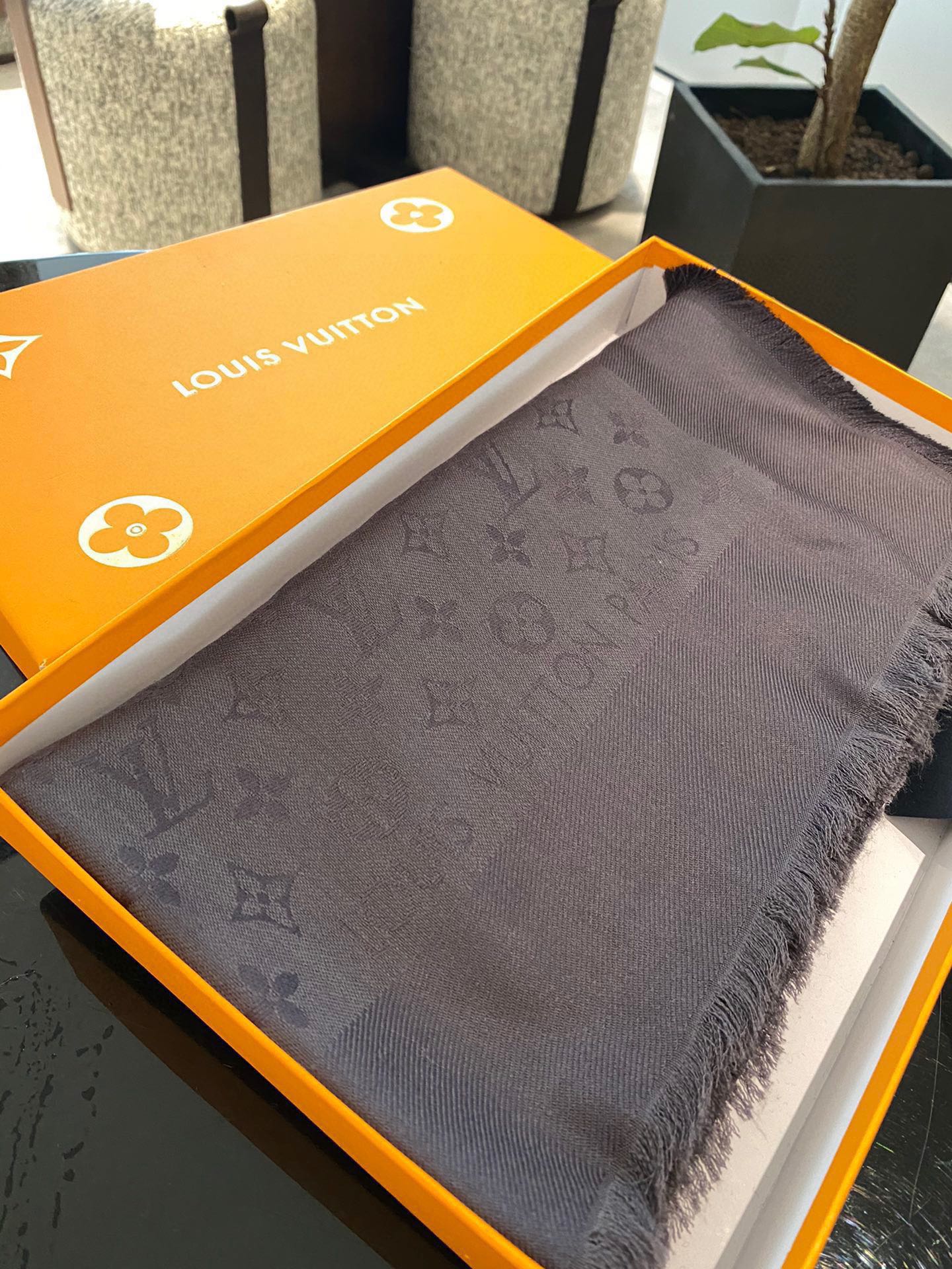 Streetwear Scarf LV 328937 SIZE:140*140cm - vstockx