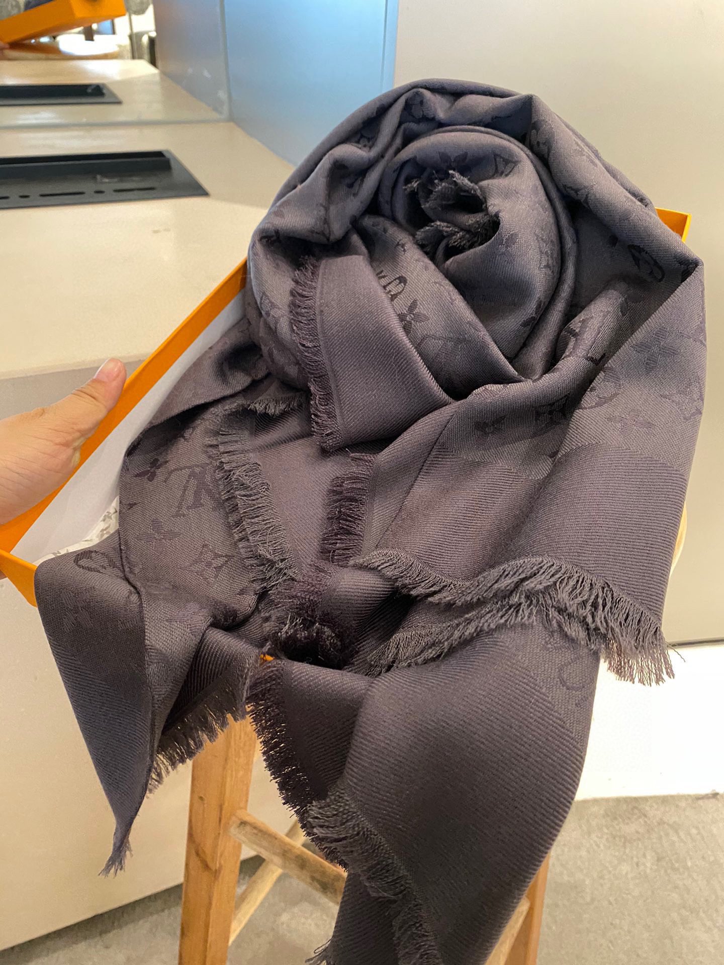 Streetwear Scarf LV 328937 SIZE:140*140cm - vstockx