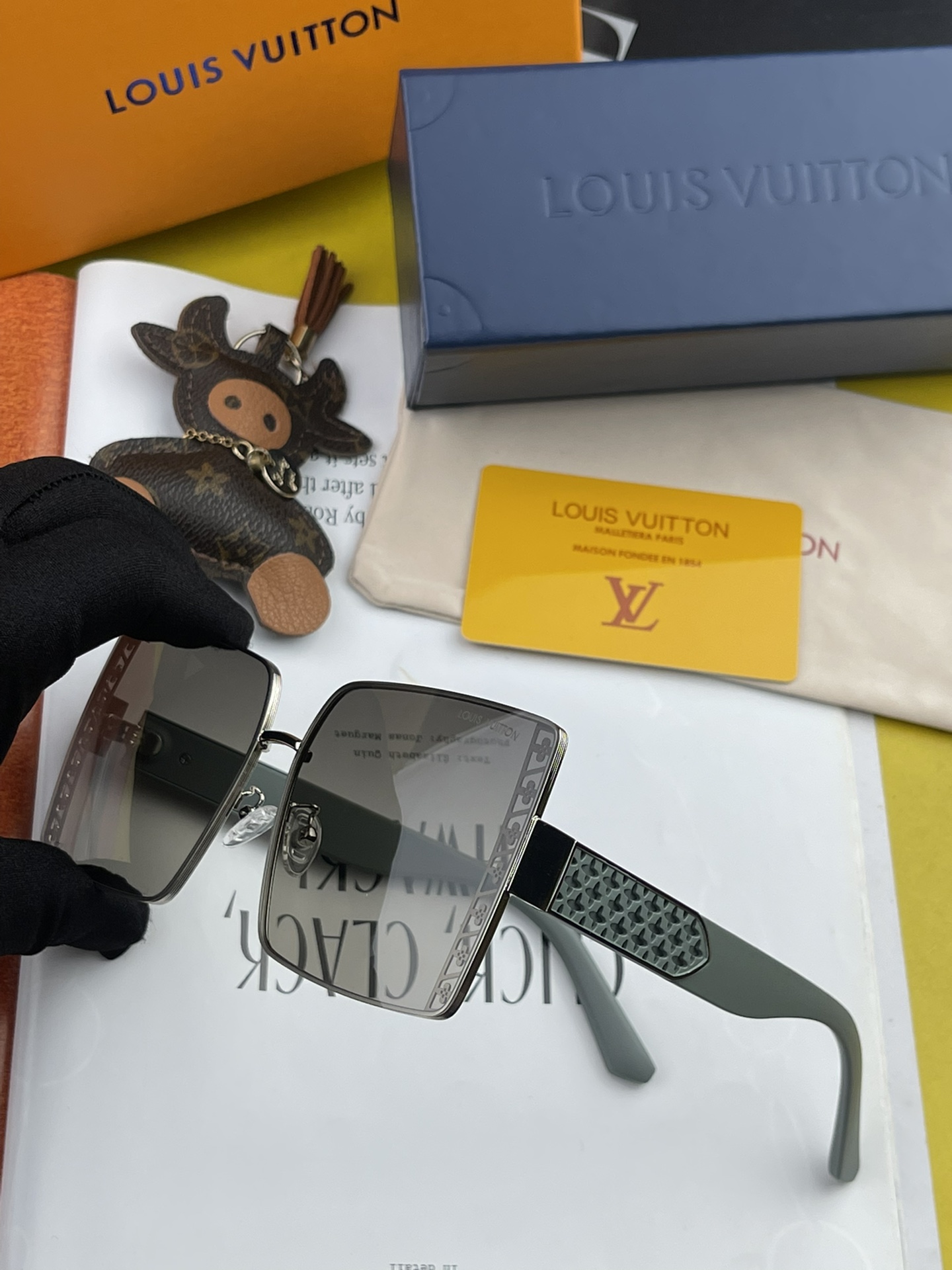 Sunglasses Louis Vuitton L8279 - vstockx