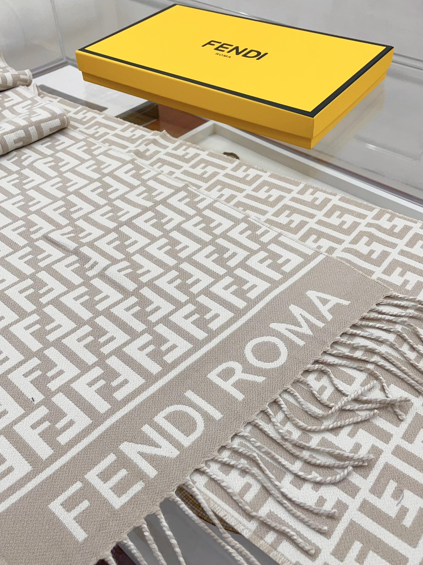 Streetwear Scarf FENDI 328753 SIZE:30x180cm - vstockx