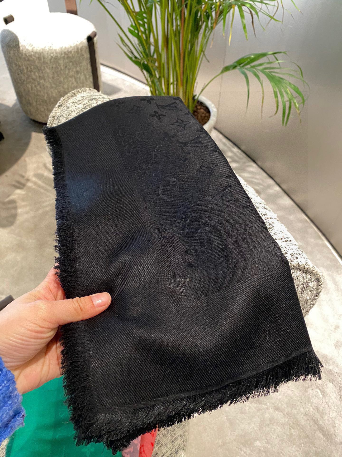 Streetwear Scarf LV 328939 SIZE:140*140cm - vstockx