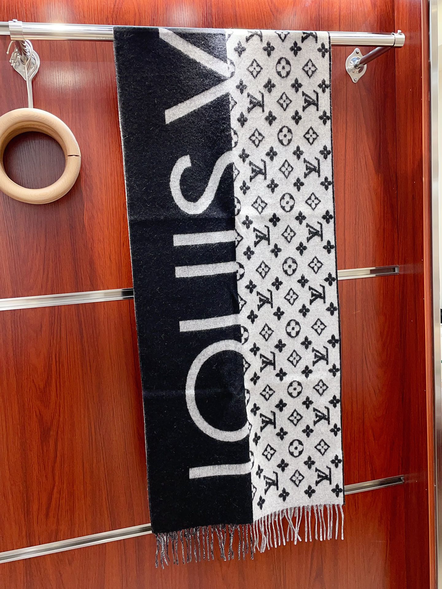 Streetwear Scarf LV 328862 SIZE:45*210cm - vstockx