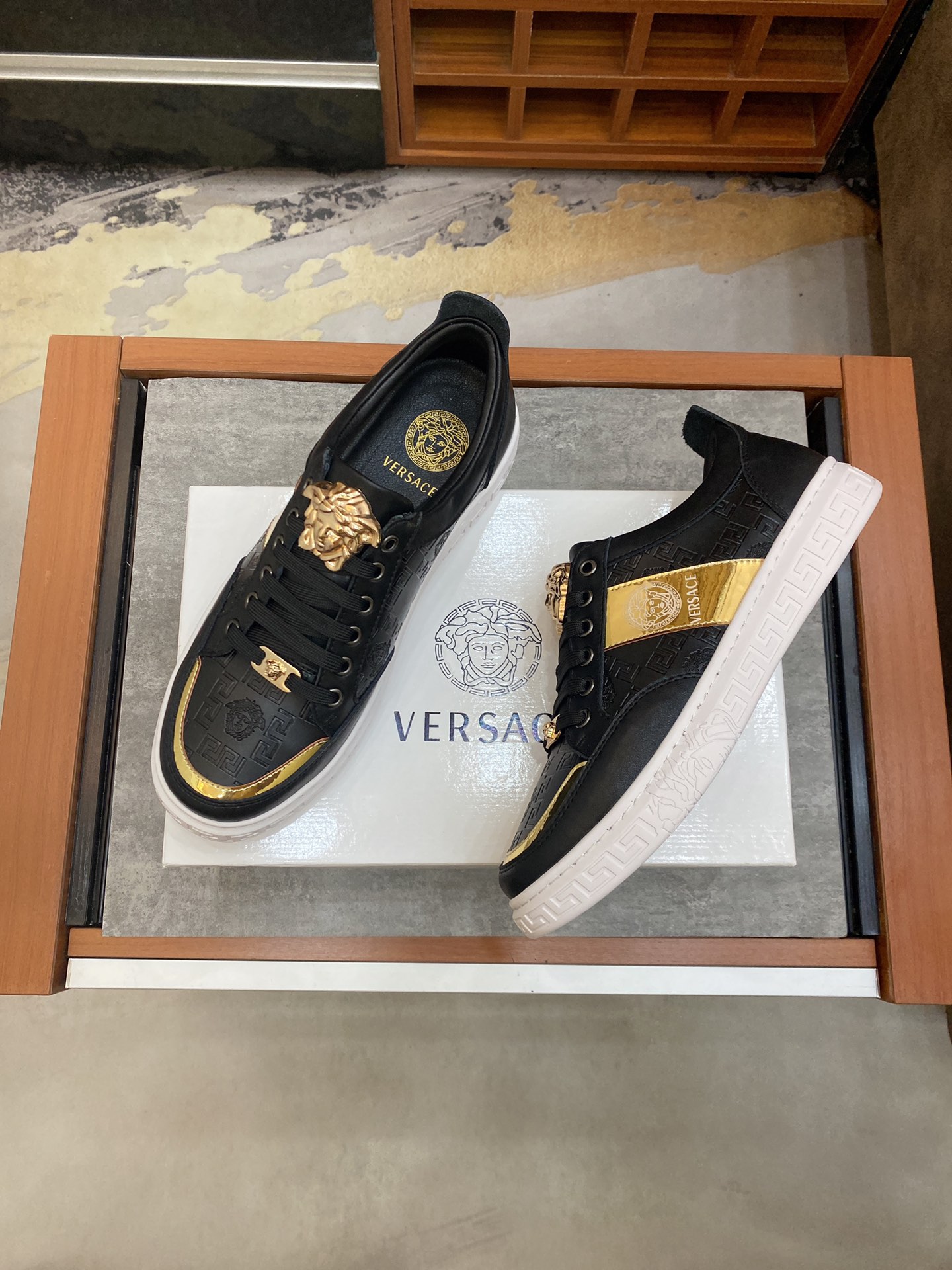 Versace Greca Sneaker 11 - vstockx