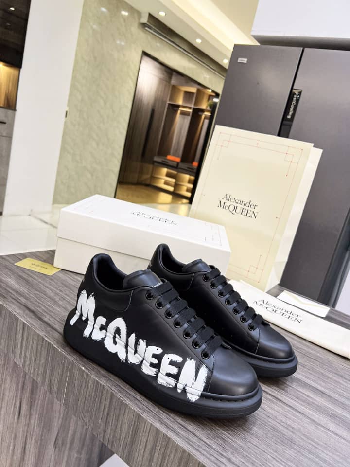 Alexander McQueen Oversized Graffiti Black - vstockx