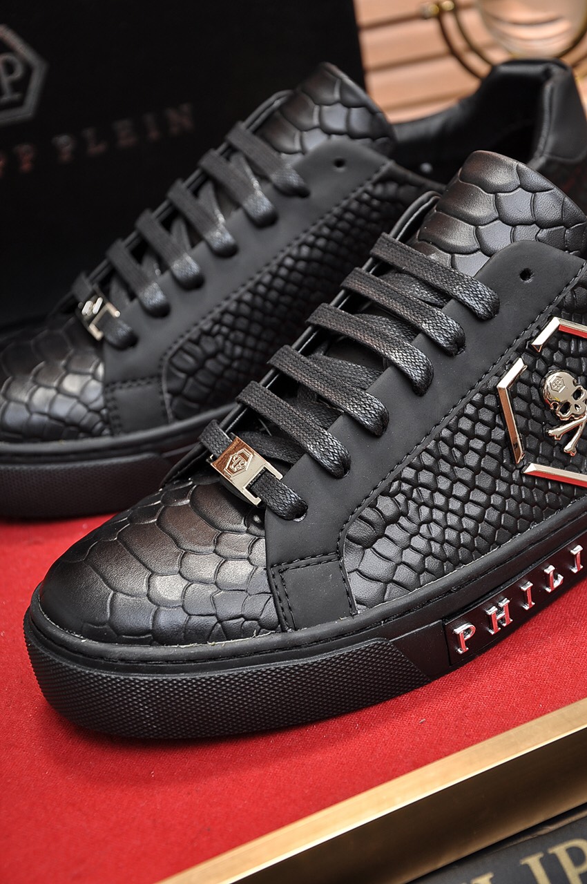 Philipp Plein Low Top Sneakers 16 - vstockx