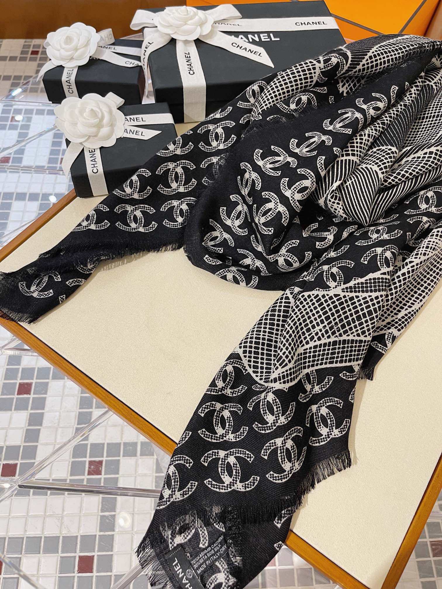 Streetwear Scarf CHANEL 328999 - vstockx