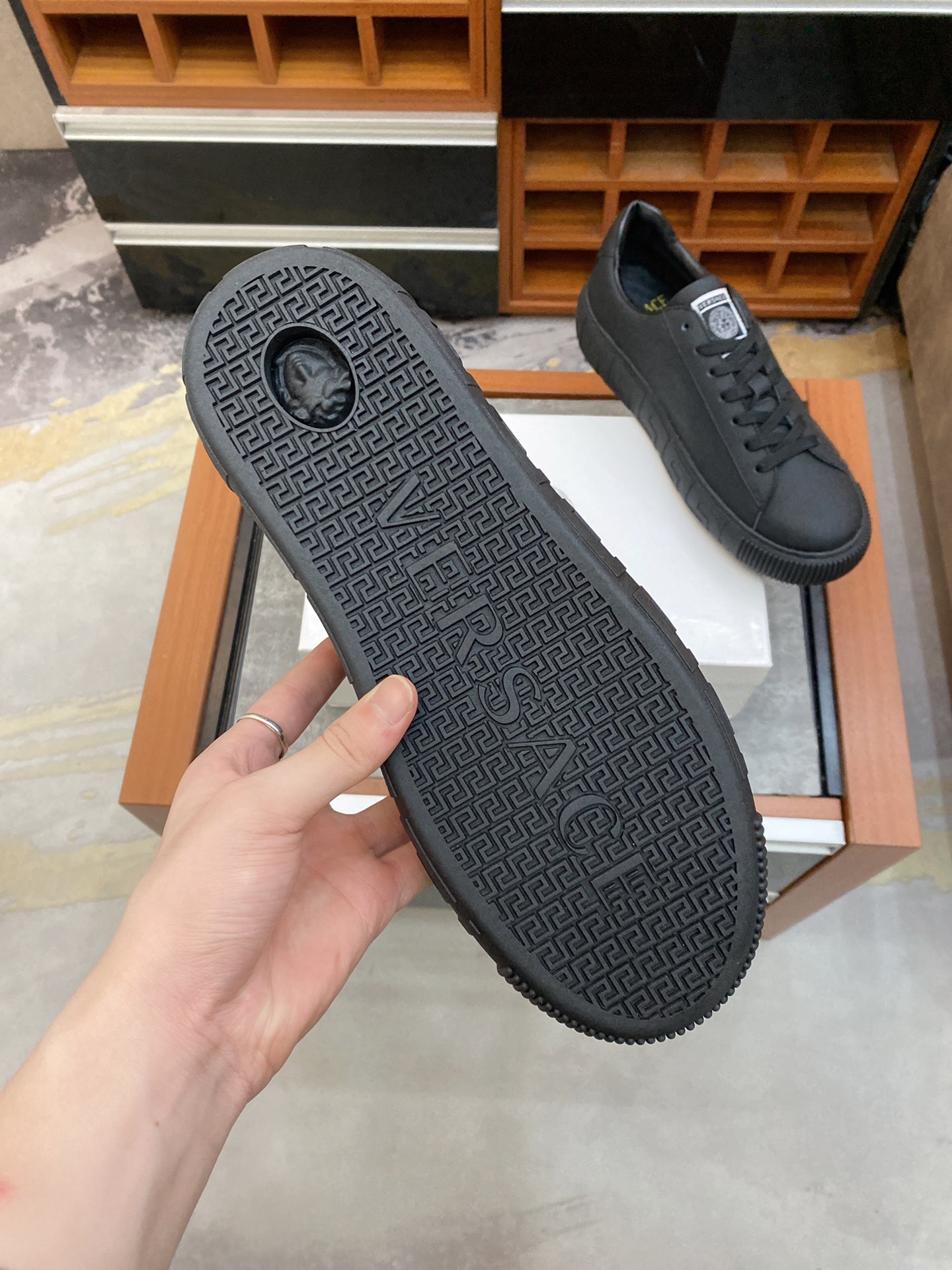 Versace Greca Sneaker 21 - vstockx