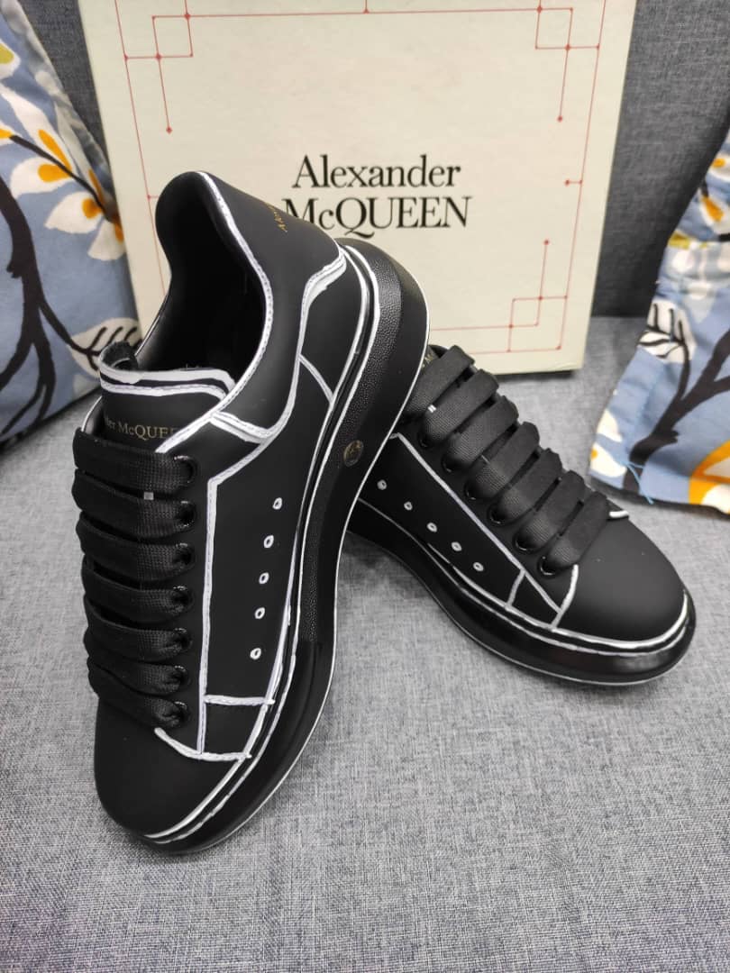Alexander McQueen Oversized Black White Outline - vstockx
