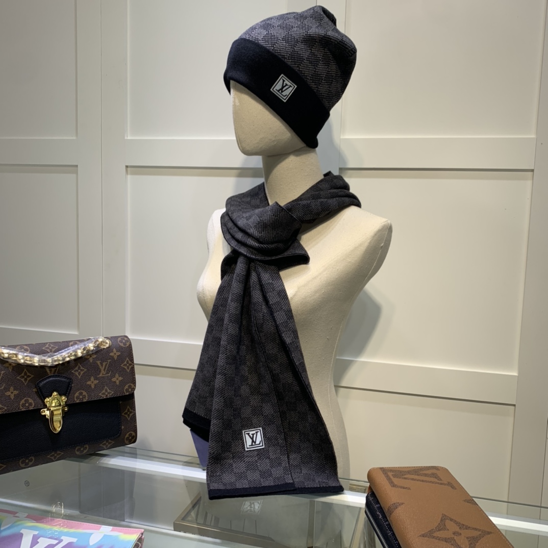 Hat & Scarf Louis Vuitton 1 - vstockx