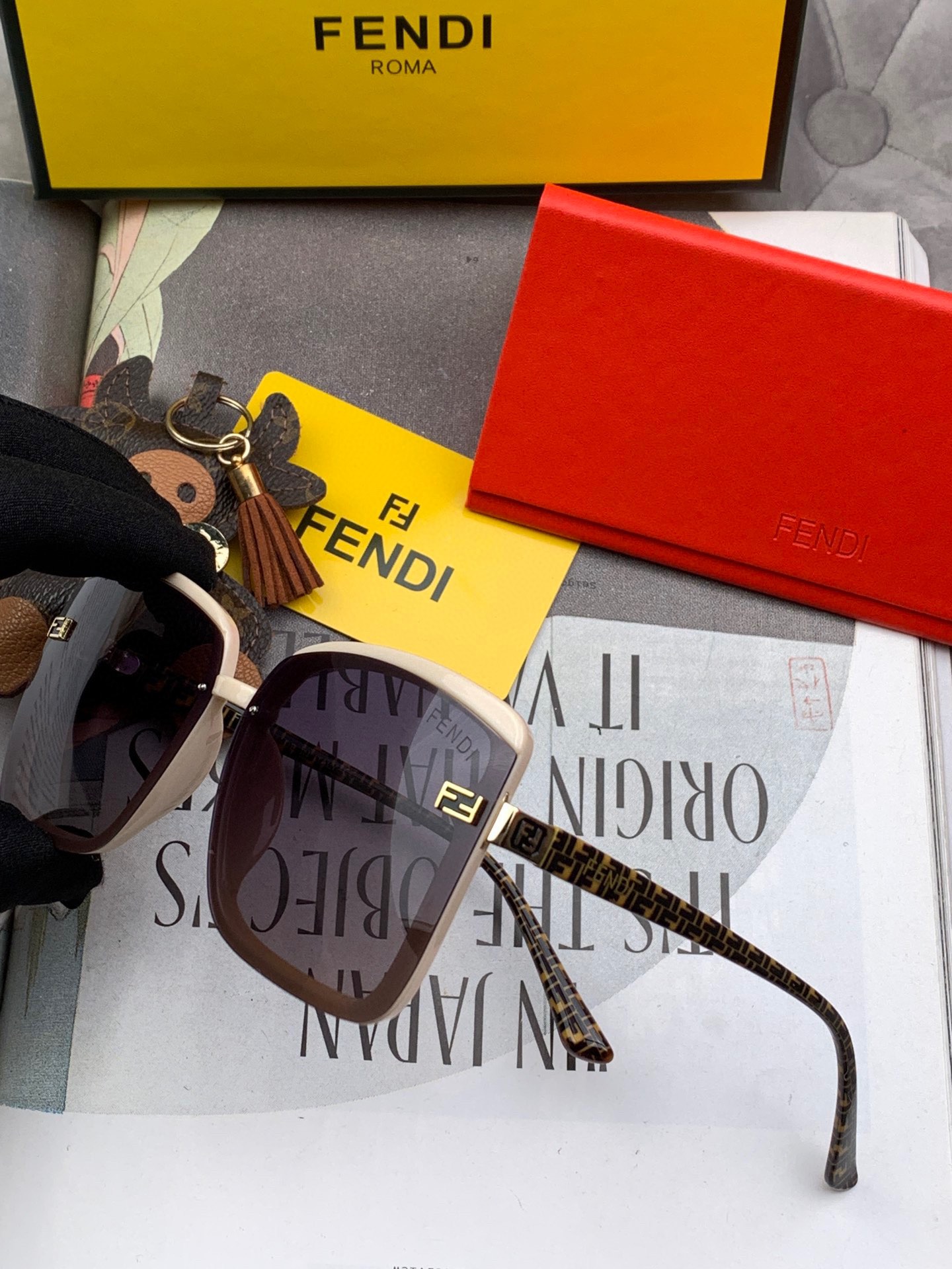 Sunglasses Fendi F301 - vstockx