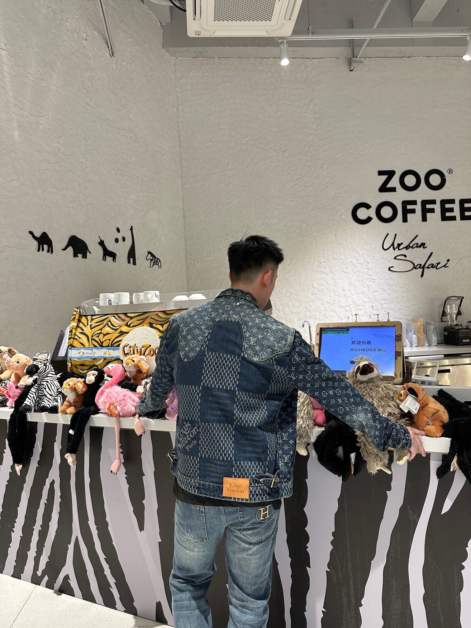 Clothes Louis Vuitton 1325 - vstockx