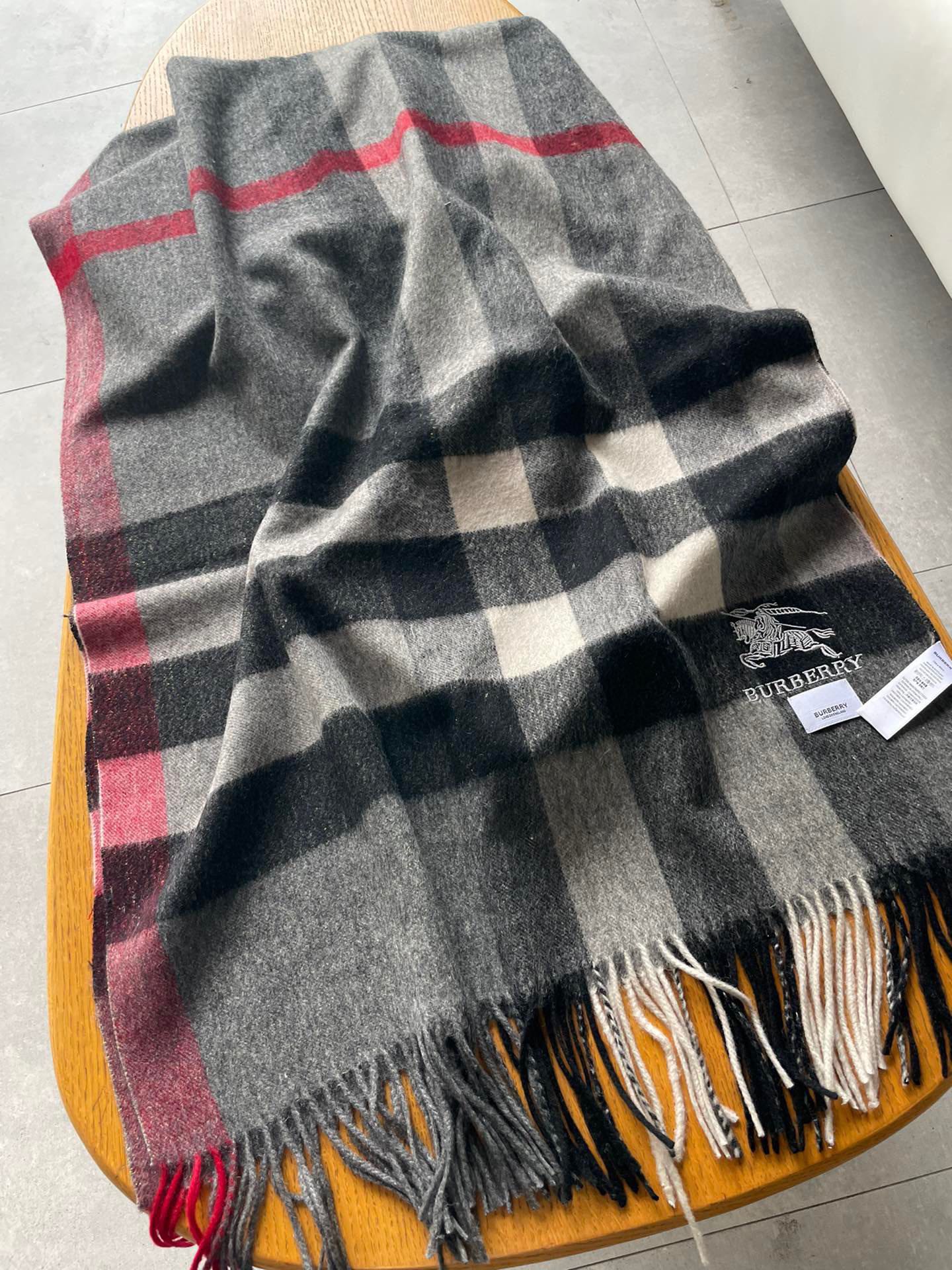 Streetwear Scarf Burberry 329082 size:70*200cm - vstockx
