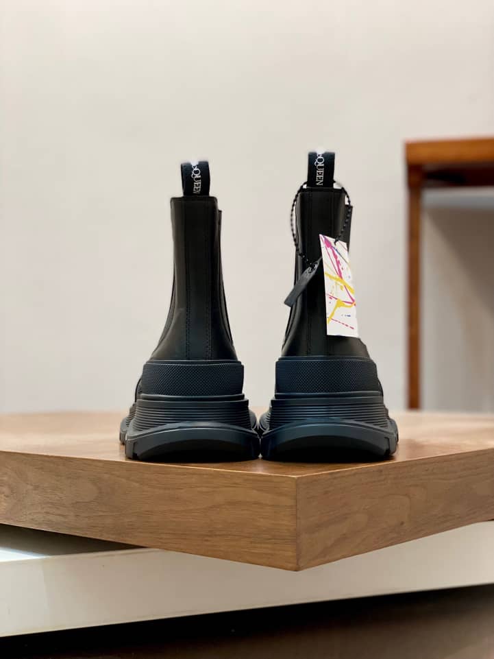 Alexander McQueen Tread Slick Chelsea Boot Leather Triple Black - vstockx