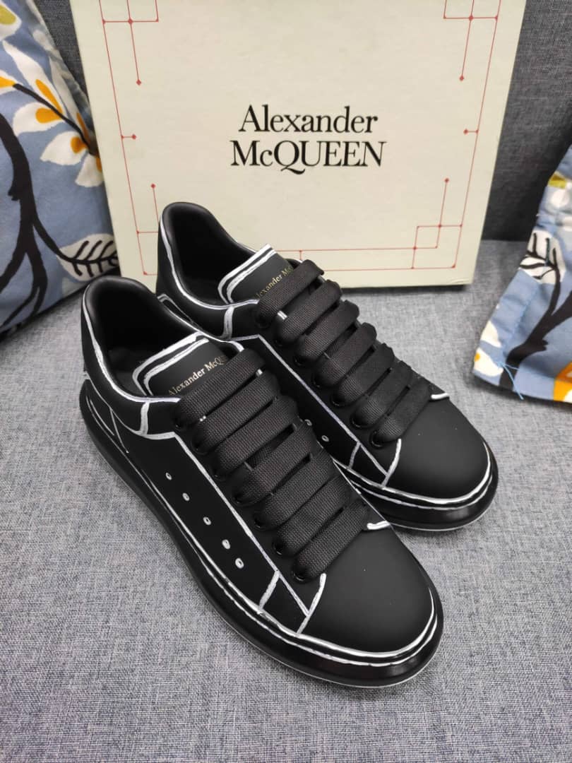 Alexander McQueen Oversized Black White Outline - vstockx