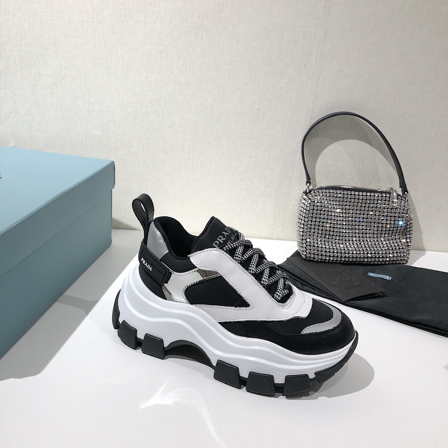 Prada Low Top sneaker 53 - vstockx