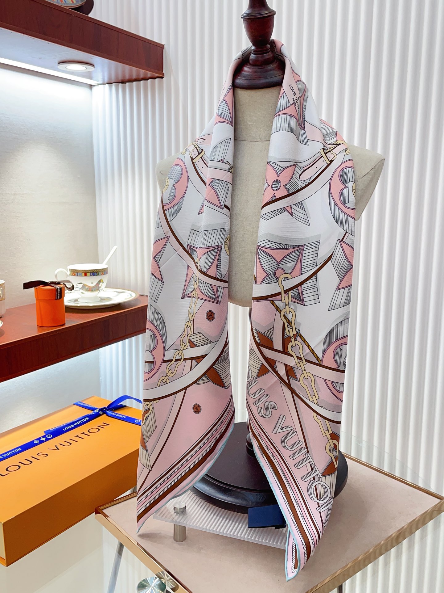 Streetwear Scarf LV 328783 SIZE:90cm*90cm - vstockx