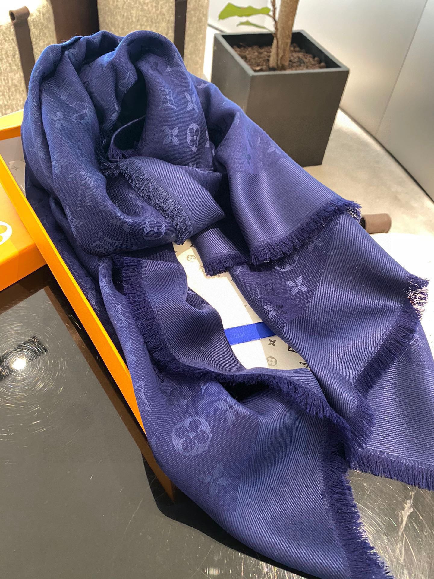 Streetwear Scarf LV 328938 SIZE:140*140cm - vstockx