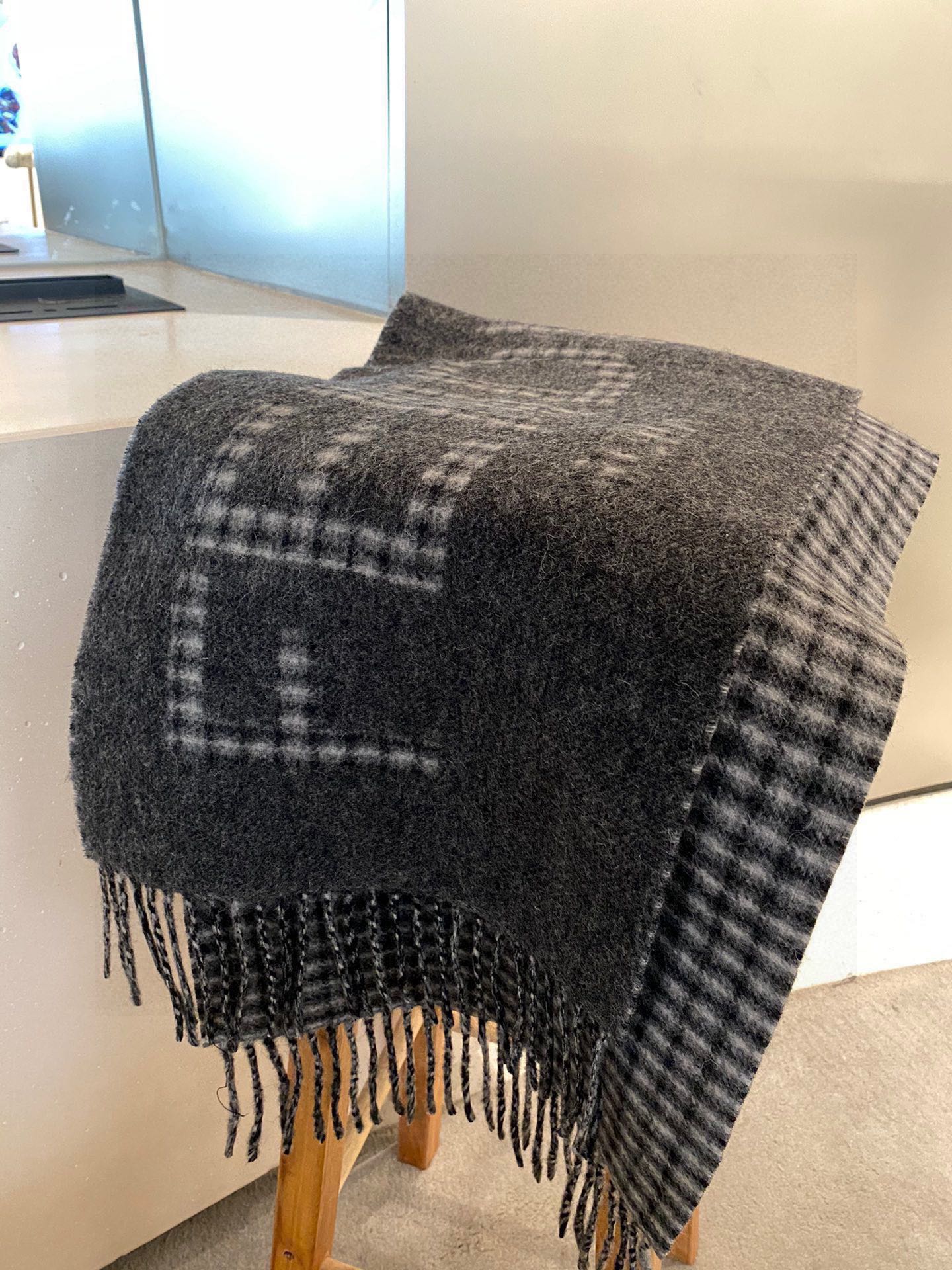 Streetwear Scarf FENDI 328929 SIZE:30*180cm - vstockx