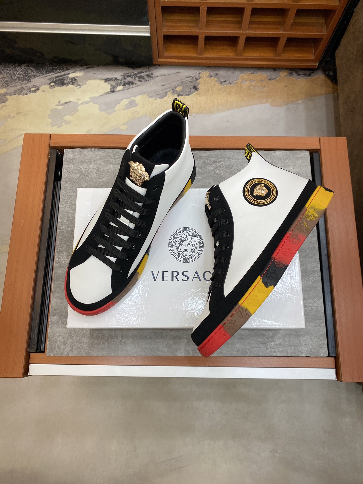 Versace Greca Sneaker 17 - vstockx