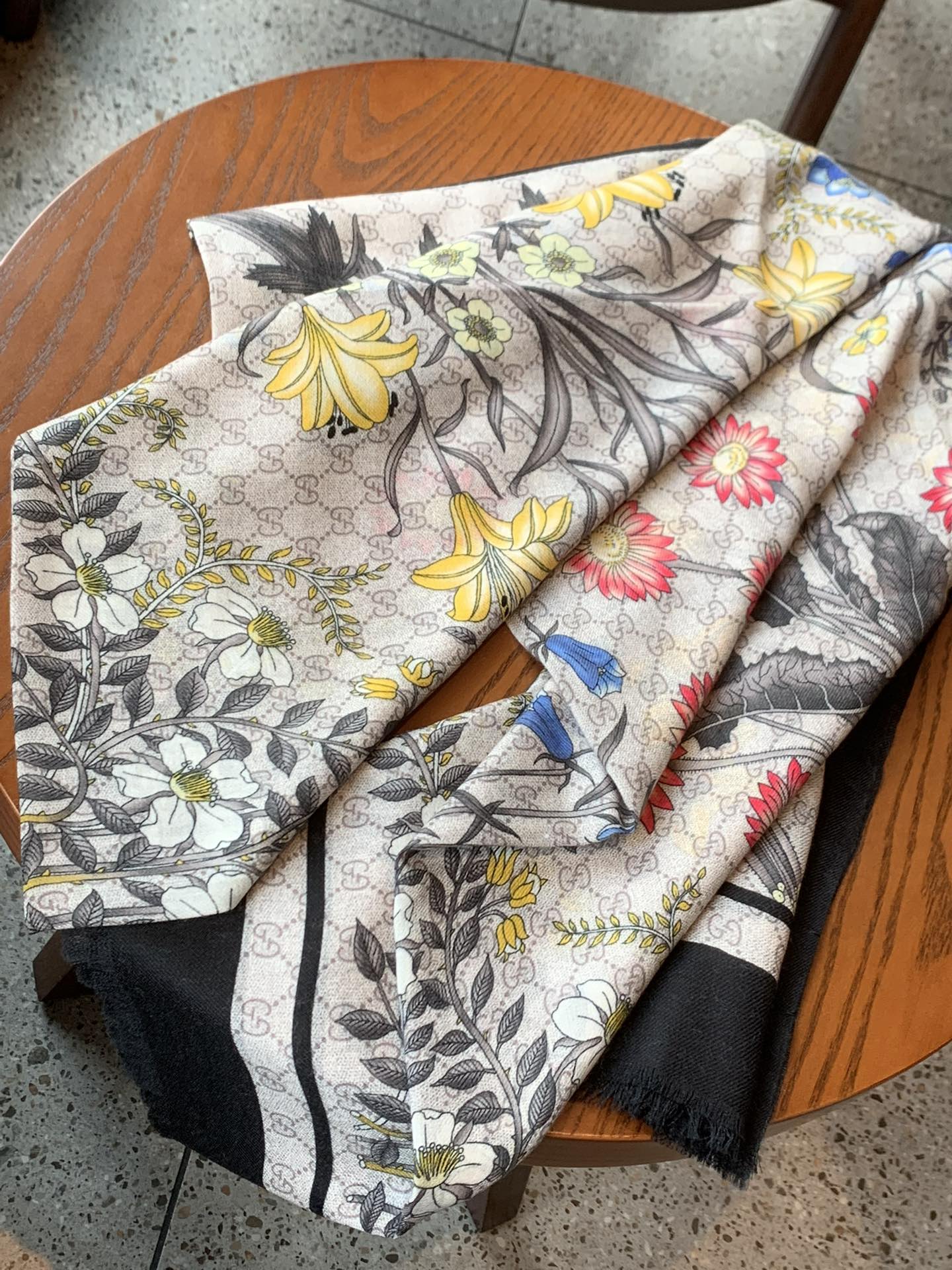 Streetwear Scarf GUCCI 328986 SIZE:110*200cm - vstockx