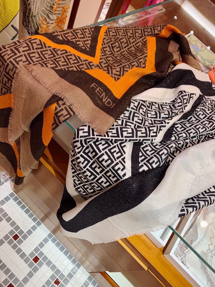 Streetwear Scarf FENDI 329001 SIZE:90cm*90cm - vstockx