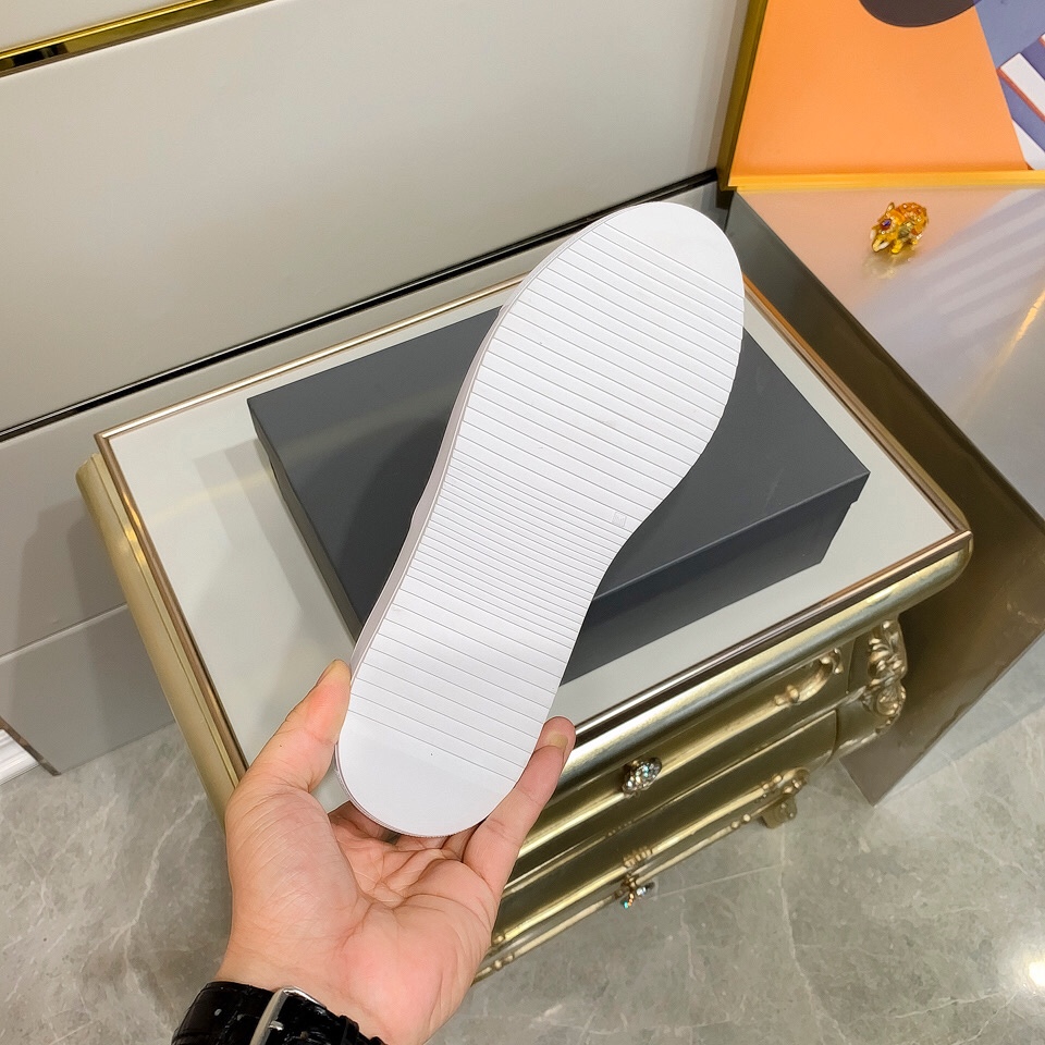 Thom Browne Low Top Sneaker 22 - vstockx