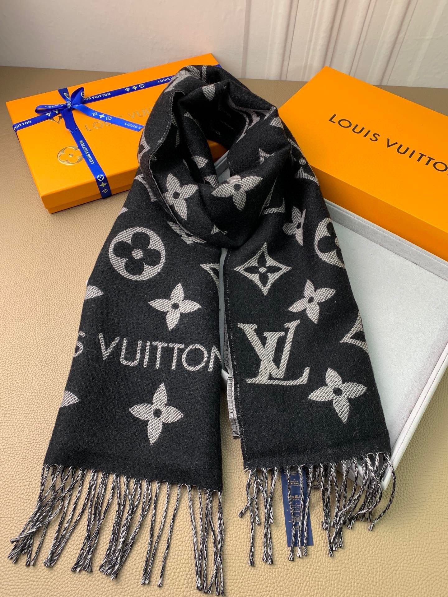 Hat & Scarf Louis Vuitton 5 - vstockx