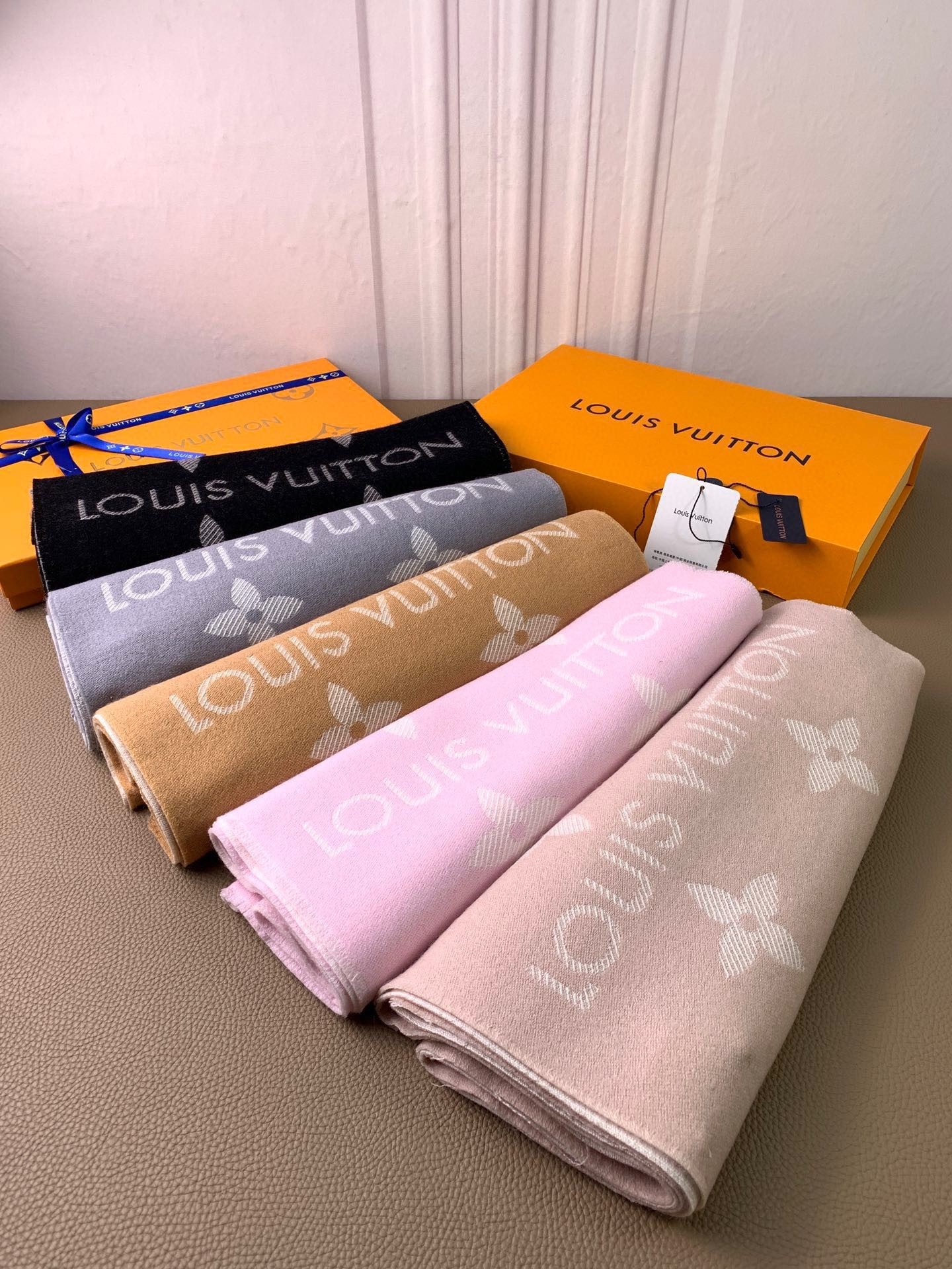 Hat & Scarf Louis Vuitton 5 - vstockx