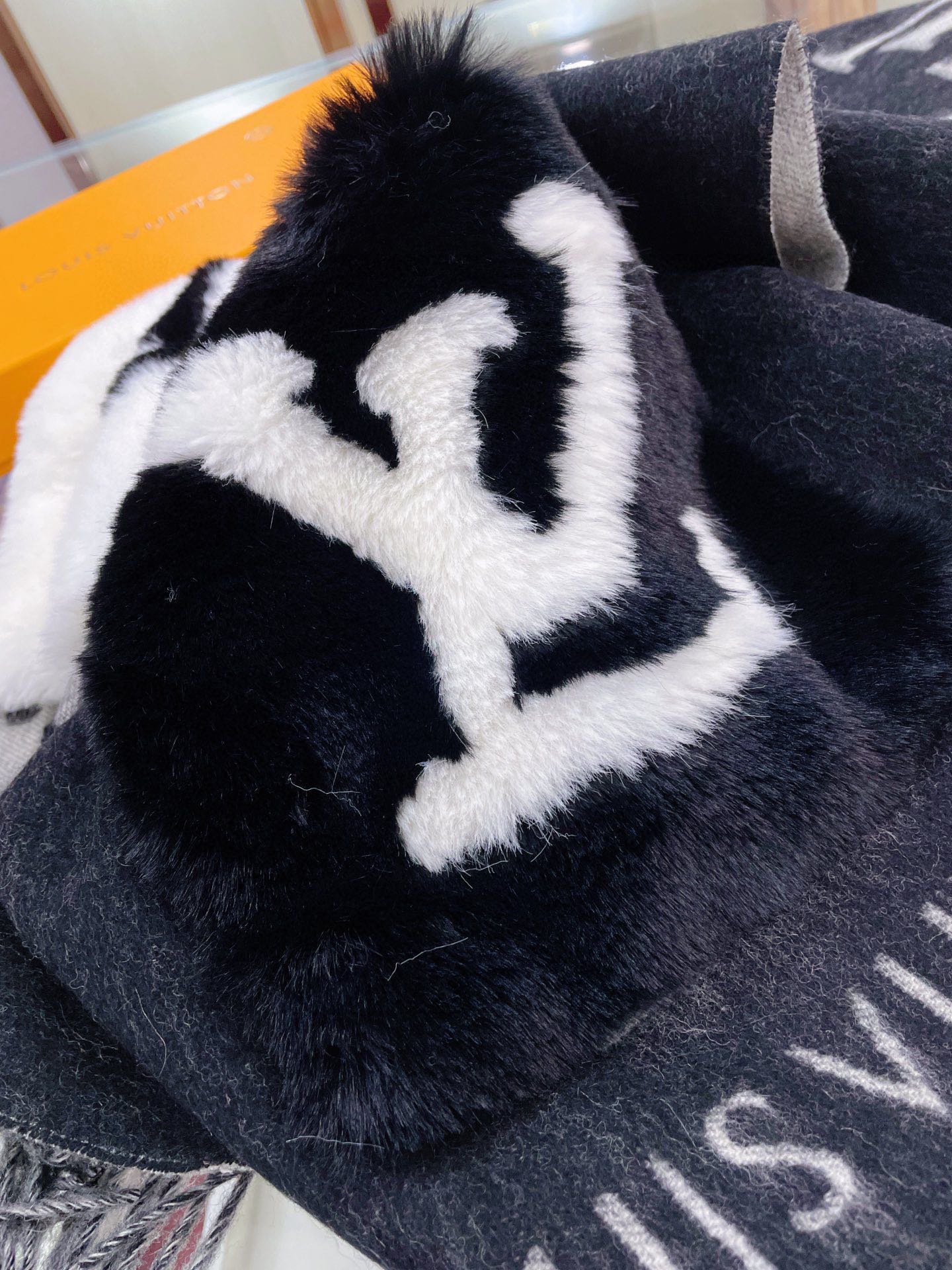 Streetwear Scarf LV 328795 SIZE:90cm*90cm - vstockx