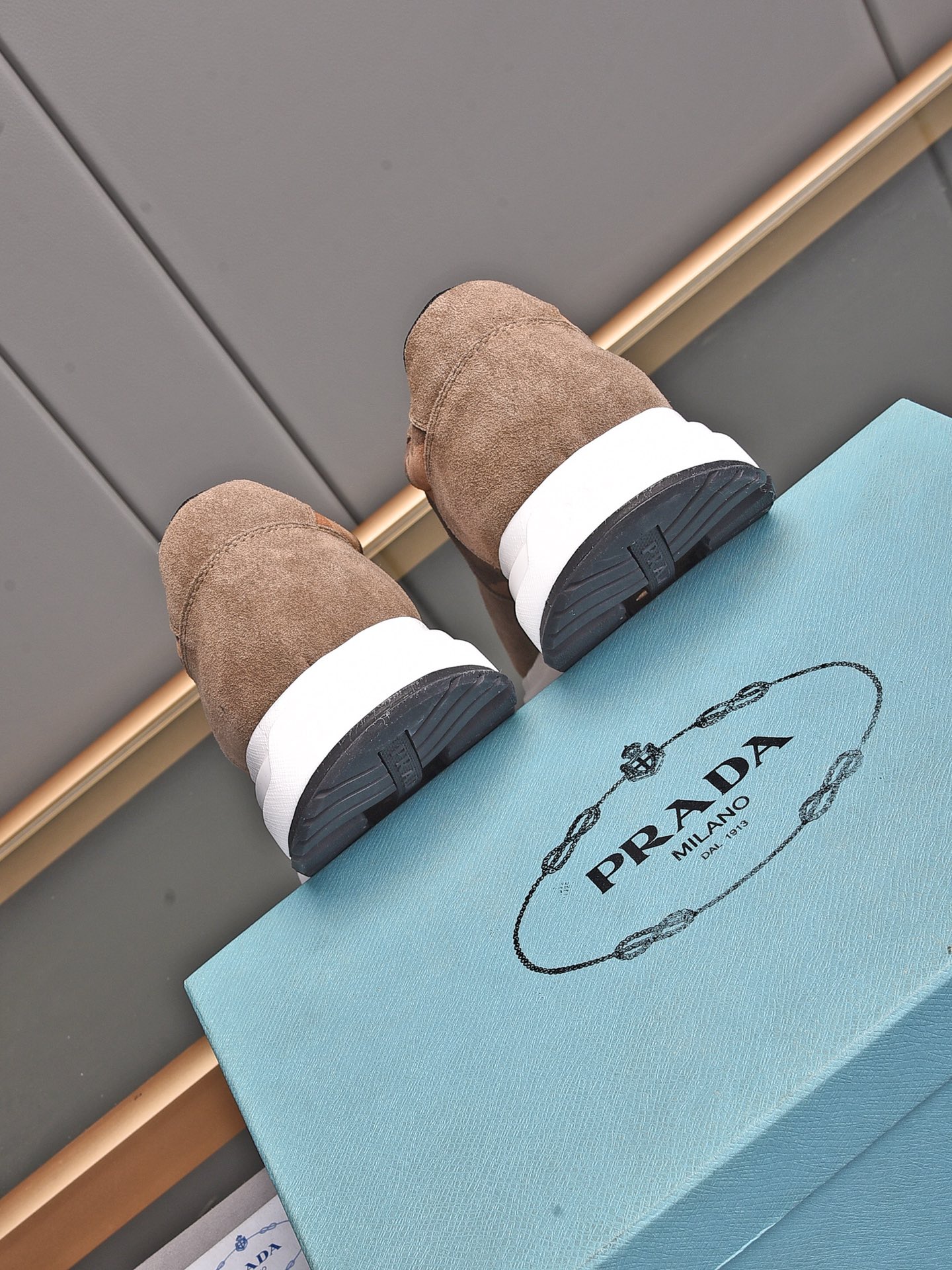 Prada Low Top sneaker 32 - vstockx