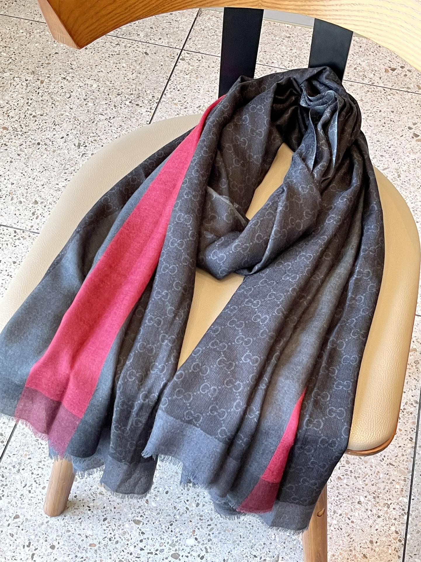 Streetwear Scarf GUCCI 328980 size:110x200cm - vstockx