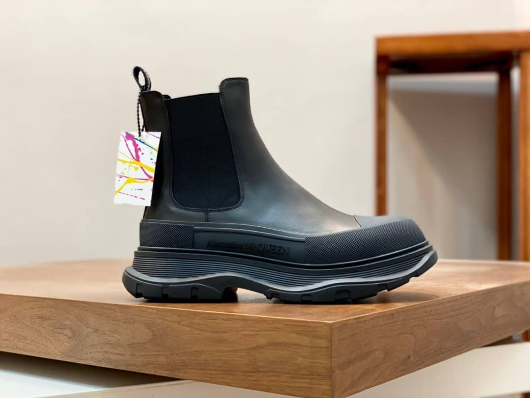 Alexander McQueen Tread Slick Chelsea Boot Leather Triple Black - vstockx