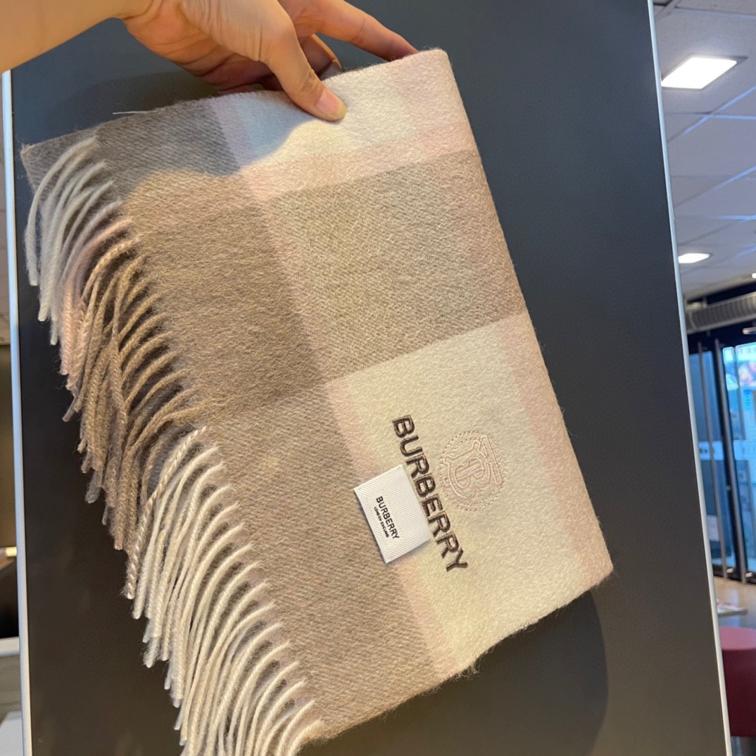 Streetwear Scarf Burberry 329018 size�?0*168cm - vstockx