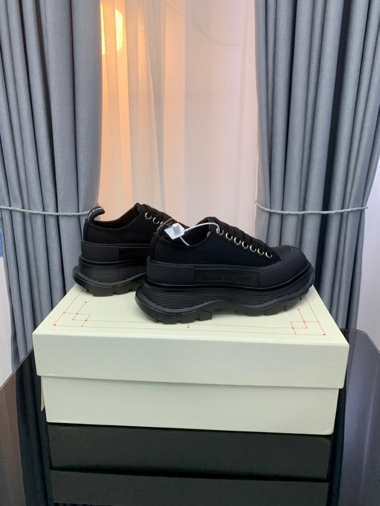 Alexander McQueen Tread Slick Low Lace Up Triple Black - vstockx