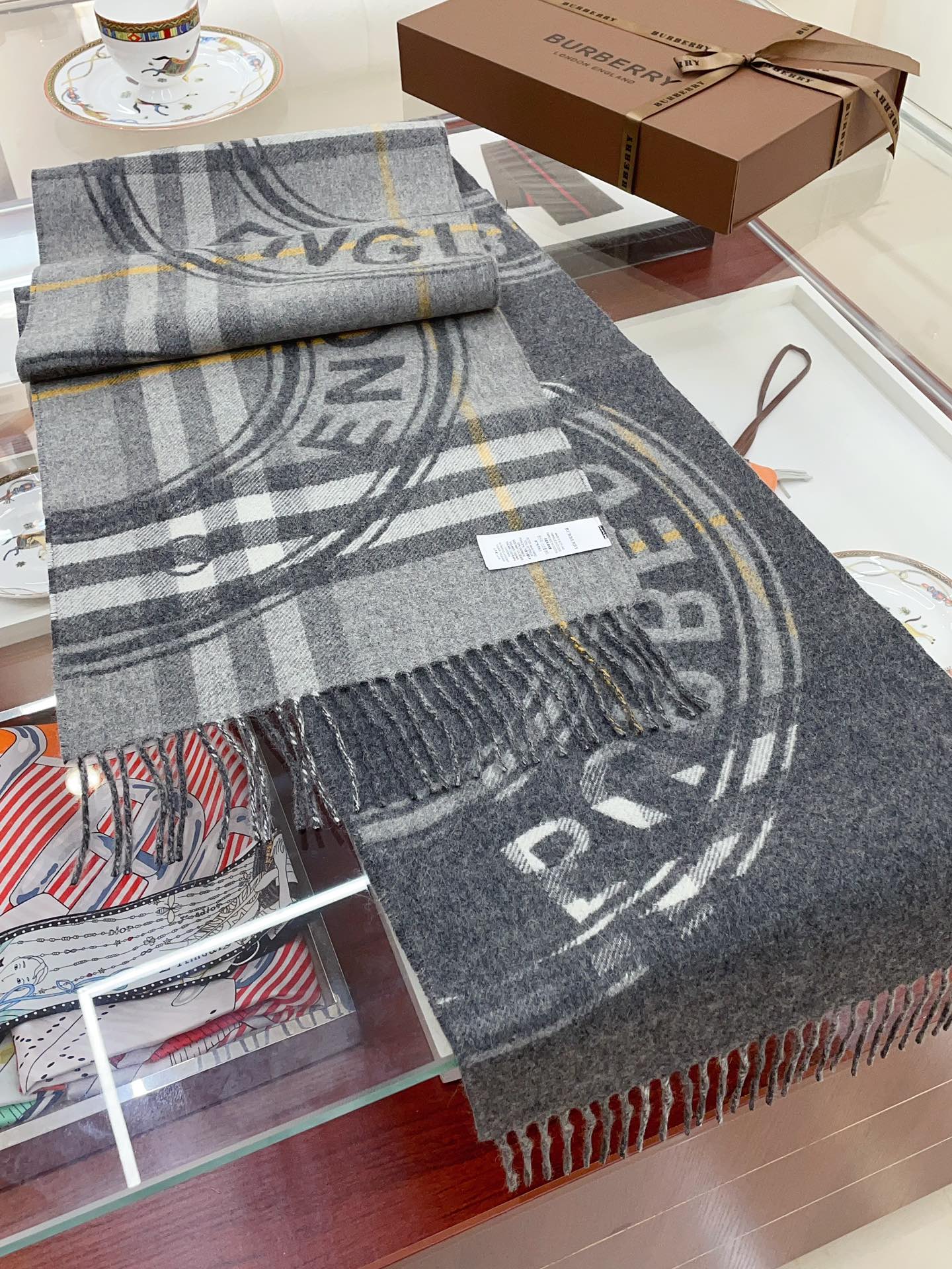 Streetwear Scarf Burberry 328790 SIZE:30*180cm - vstockx