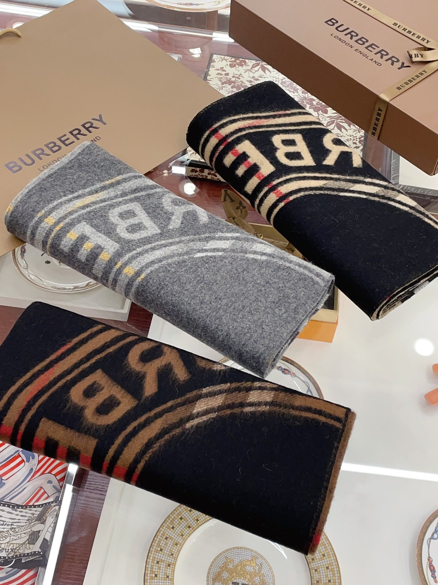Streetwear Scarf Burberry 328790 SIZE:30*180cm - vstockx