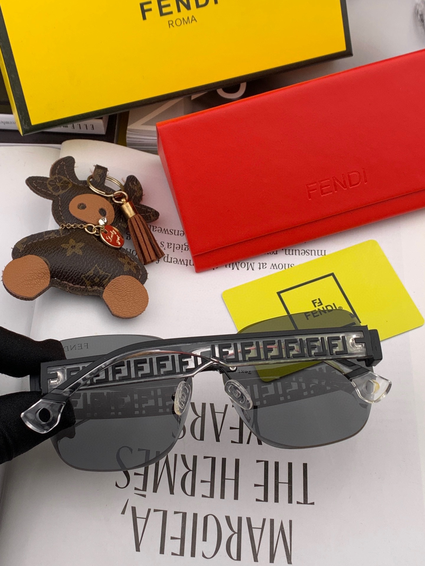 Sunglasses Fendi FD8220 - vstockx