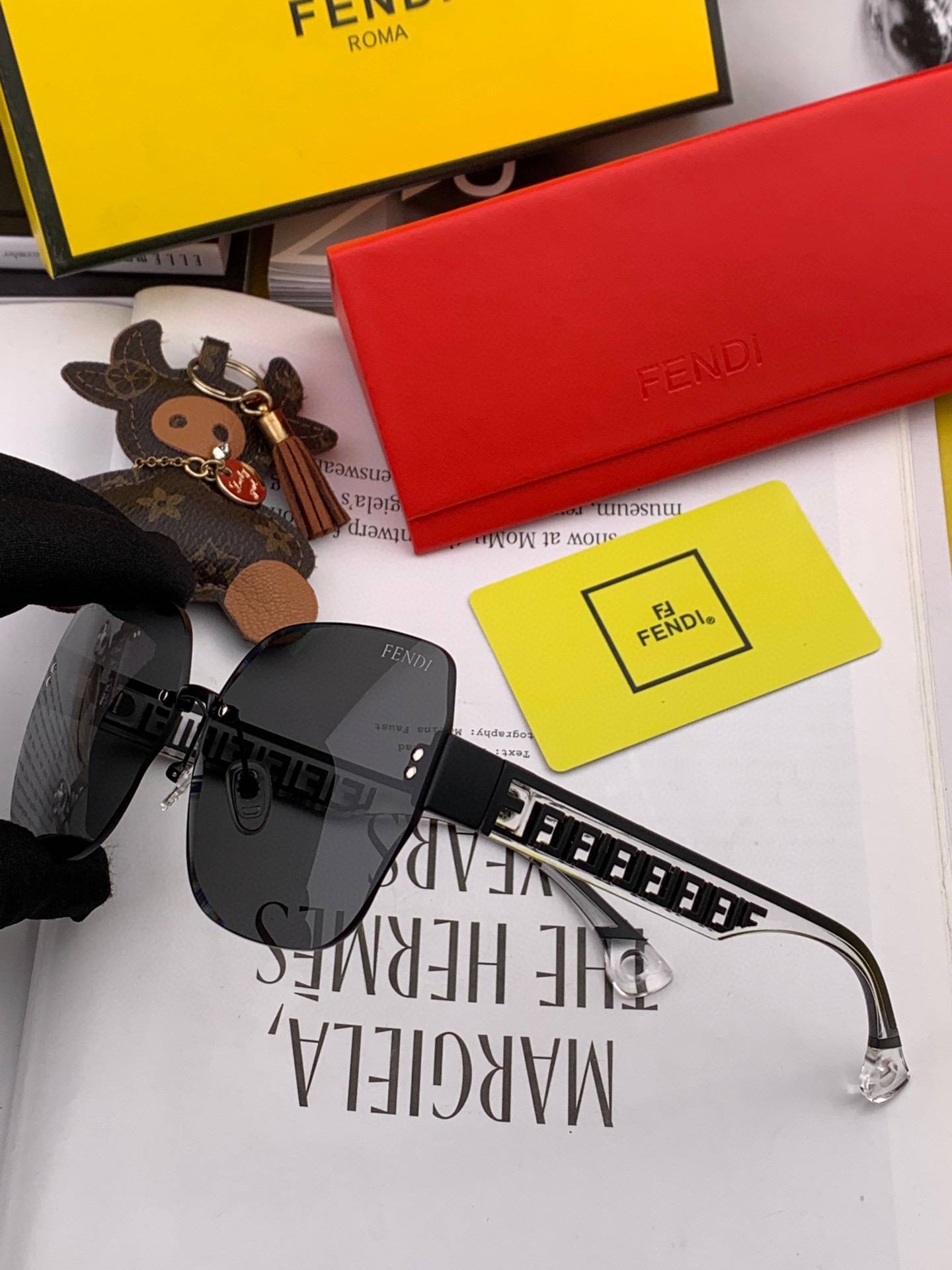 Sunglasses Fendi FD8220 - vstockx