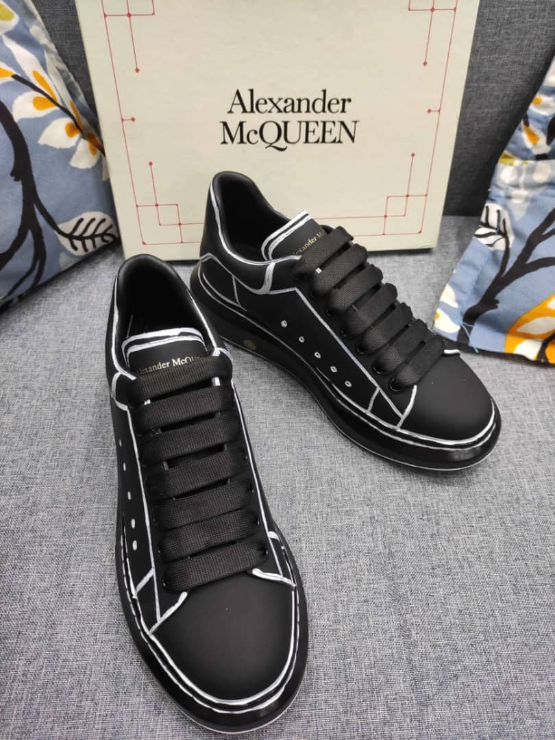 Alexander McQueen Oversized Black White Outline - vstockx