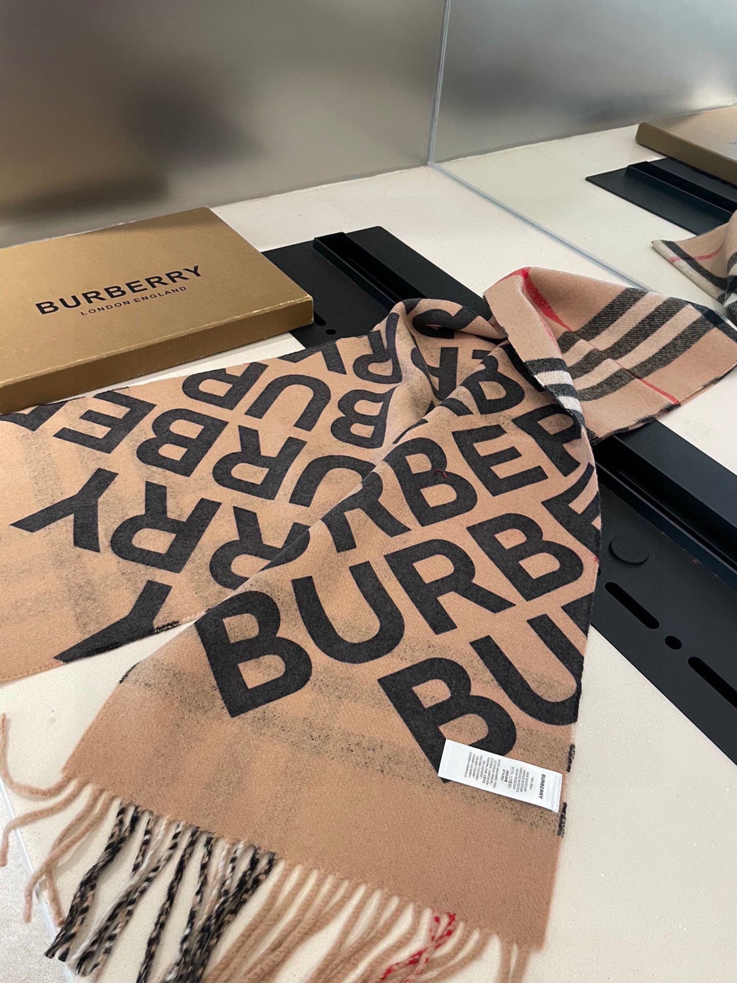 Streetwear Scarf BURBERRY 328955 size�?2*192cm - vstockx