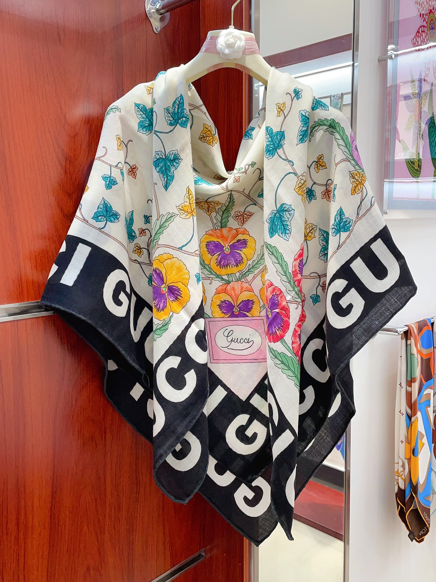 Streetwear Scarf GUCCI 328777 SIZE:140*140.cm - vstockx