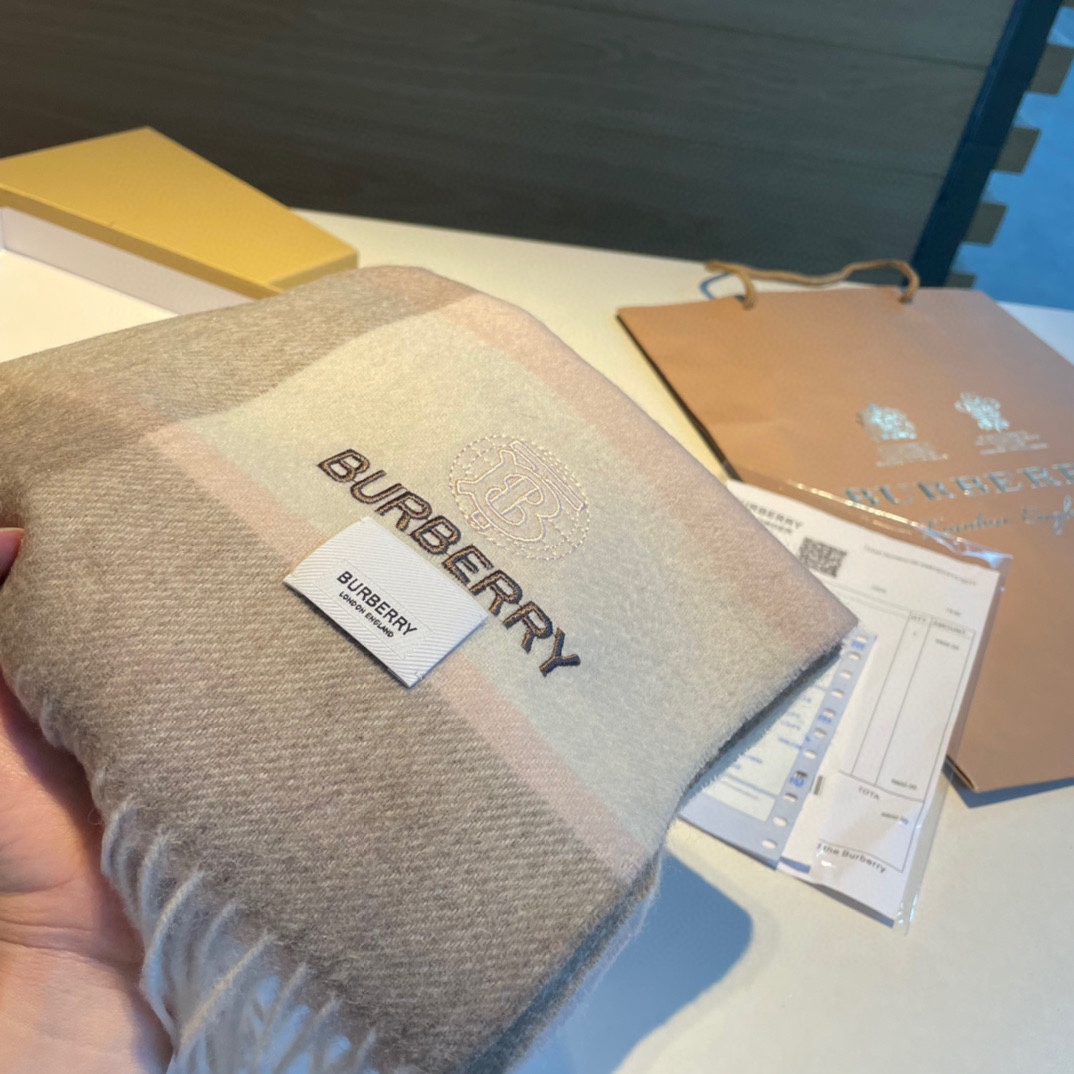 Streetwear Scarf Burberry 329018 size�?0*168cm - vstockx