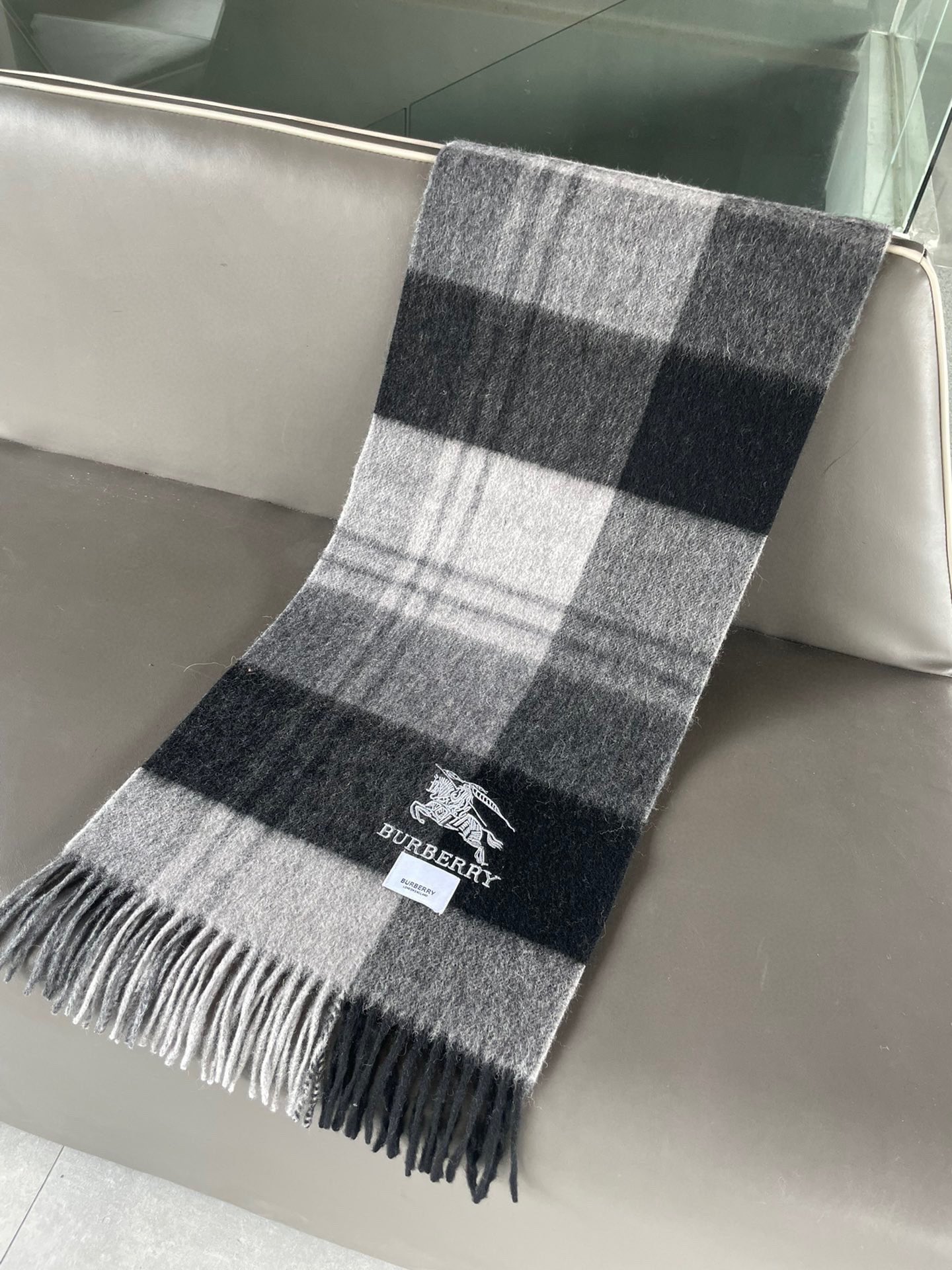 Streetwear Scarf Burberry 329093 SIZE:32*192cm - vstockx