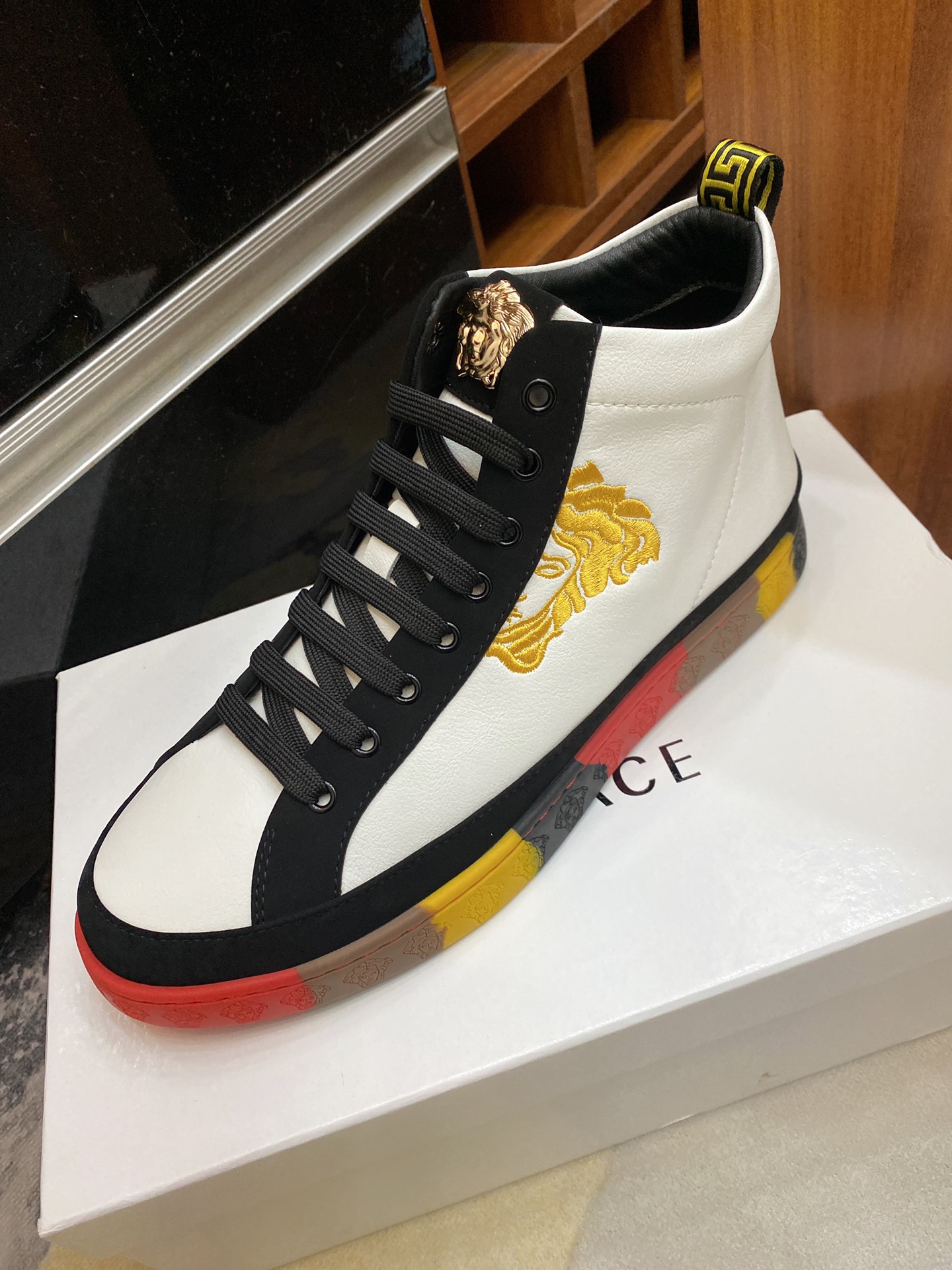 Versace Greca Sneaker 20 - vstockx
