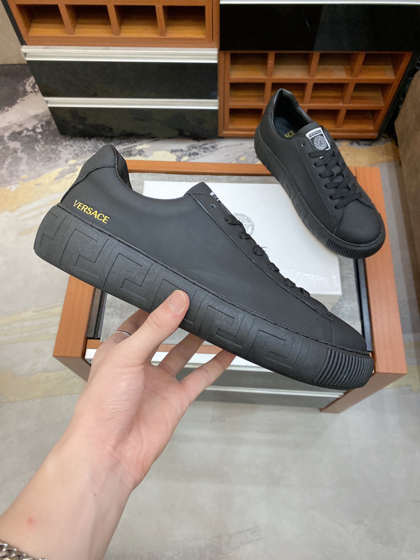 Versace Greca Sneaker 21 - vstockx
