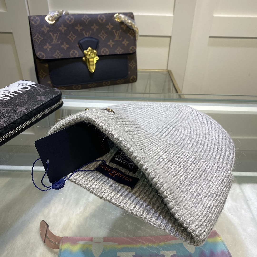 Hat & Scarf Louis Vuitton 3 - vstockx