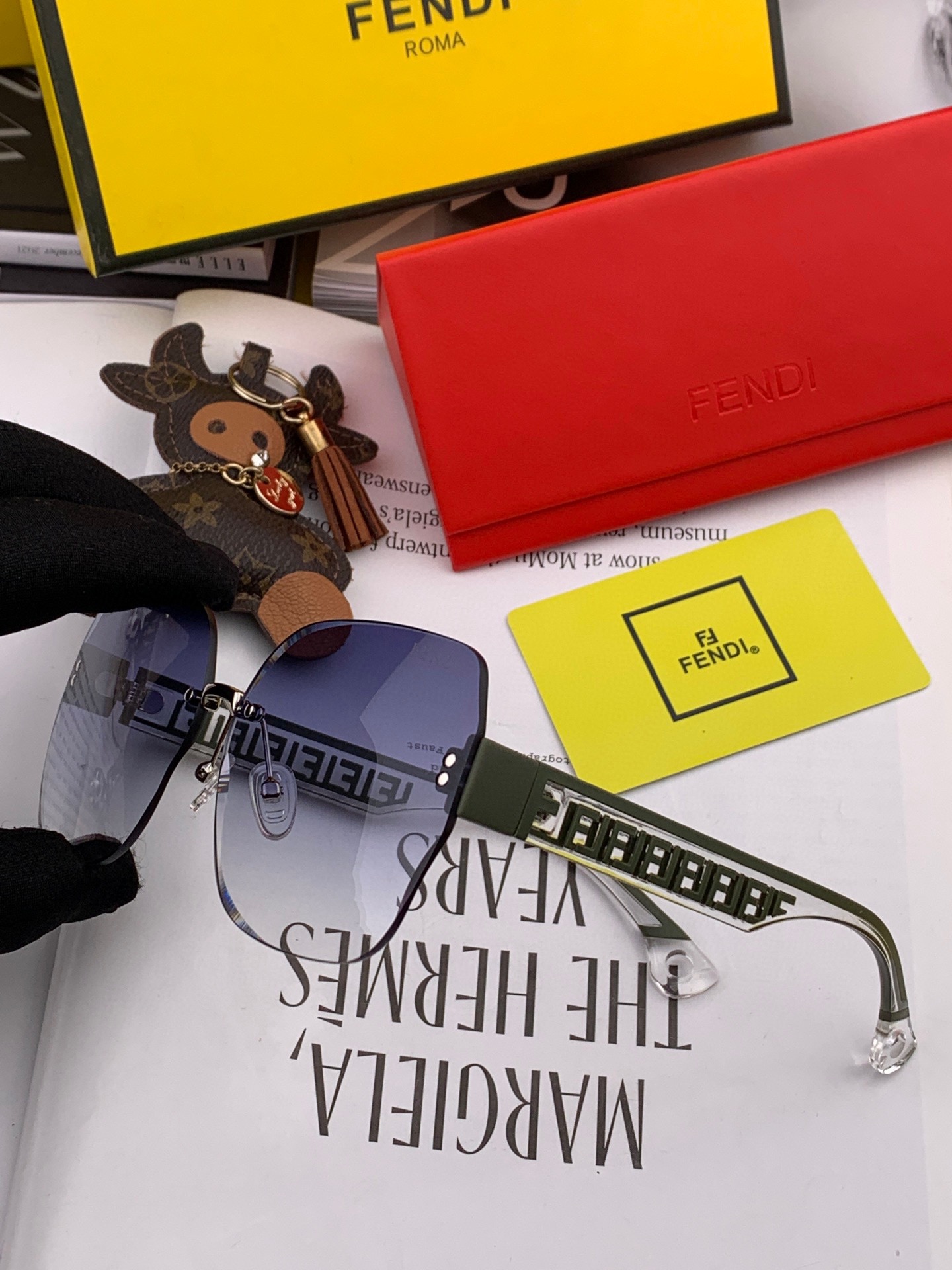 Sunglasses Fendi FD8220 - vstockx